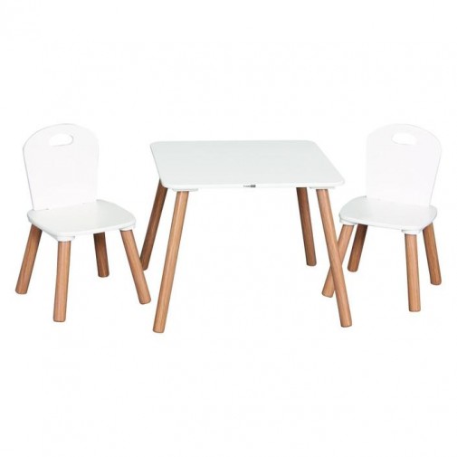 Дрвена маса со столчиња