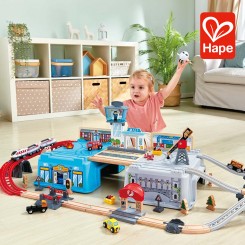 Hape - Дрвена играчка железнички комлекс Metropolis
